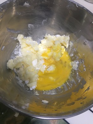好吃到炸裂的港式菠萝包（附带制作酥皮的小视频）